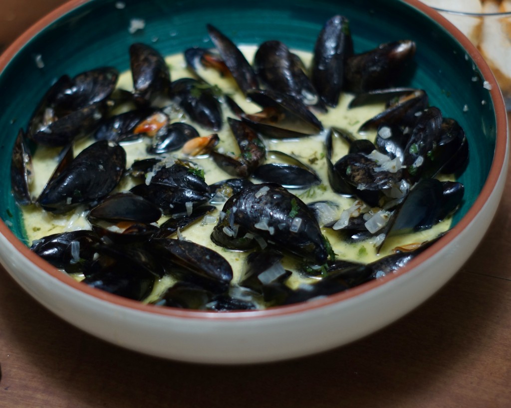 Classic French Mussels in White Wine Broth