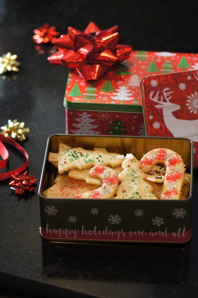 Decorated Sand Tarts in Christmas Tins 